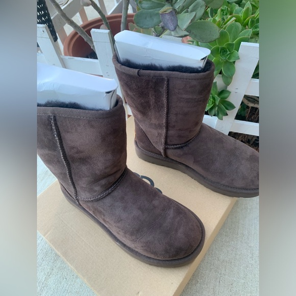 UGG
ITEM:CLASSIC SHORT II
COLOR: Brown
SIZE: 6 - Picture 3 of 8